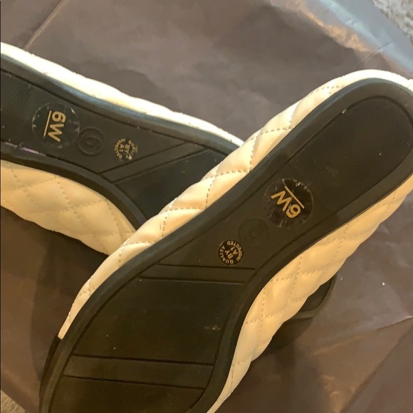 Woman’s ballerina style shoe - Picture 2 of 3